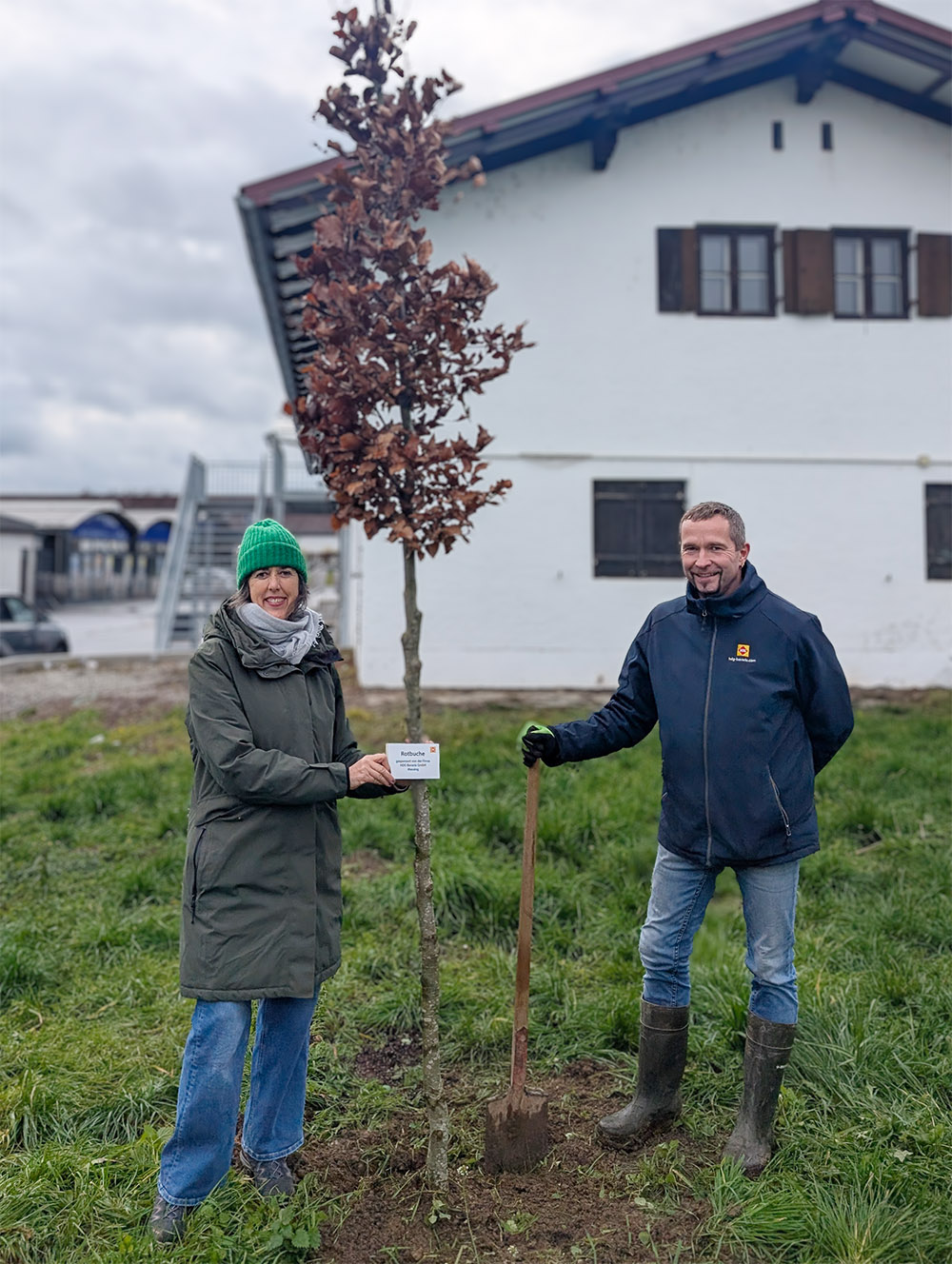 HDG spendet Baum